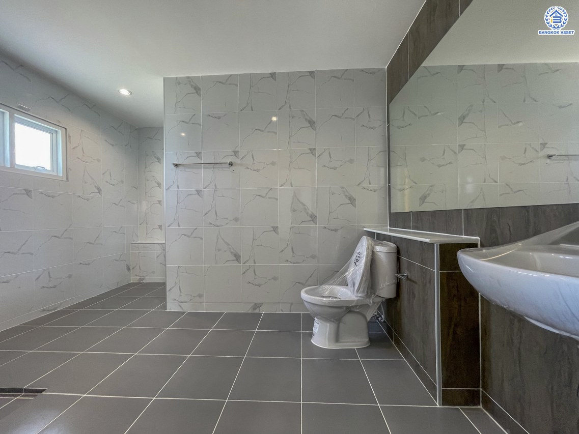 บ้านมือสองตกแต่งใหม่ โครงการ นาราภิรมย์ พุทธมณฑลสาย3 ตกแต่งหรูหรา เนื้อที่ 108.2 ตร.ว. พื้นที่ใช้สอย 257.32 ตร.ม. ฟังก์ชัน 4 ห้องนอน 3 ห้องน้ำ 1 ห้องอเนกประสงค์ จอดรถได้ 2 คัน บนทำเลเชื่อมต่อเมือง ใกล้เซ็นทรัลศาลายา, เดอะมอลล์บางแค และทางคู่ขนานลอยฟ้าบรมราชชนนี รายล้อมด้วยสิ่งอำนวยความสะดวกครบ